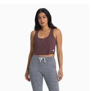 Vuori NWT cove crop tank in chestnut XS
